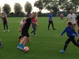 Laatste training S.K.N.W.K. JO9-1 van seizoen 2022-2023 (partijtje tegen de ouders) (151/178)